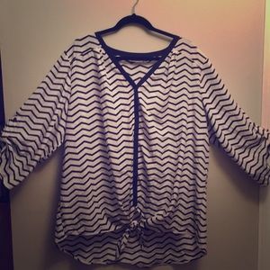 🍂🍁White and Navy Chevron Plus Size Tie Front Top